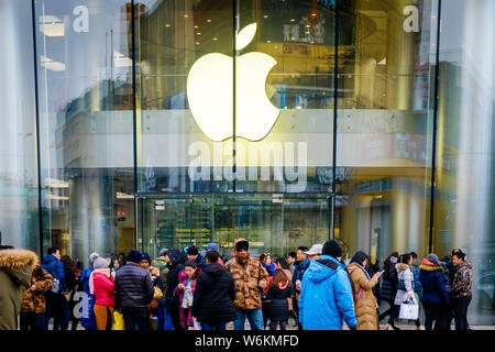 --FILE--Chinese piétons passent devant un Apple store à Pékin, Chine, le 7 janvier 2018. Les consommateurs chinois sont l'expression de déception de montage wit Banque D'Images