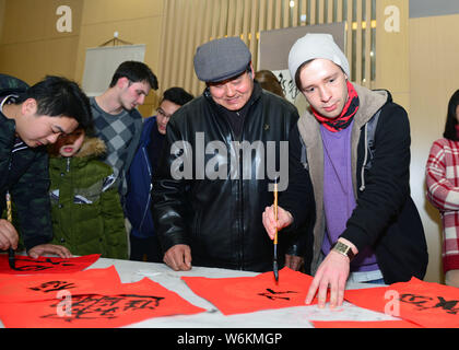 Les étudiants étrangers apprendre à écrire calligraphie chinoise à Hefei city, est de la Chine, la province de l'Anhui, 16 janvier 2018. Comme le Nouvel An chinois est l'aen dessin Banque D'Images