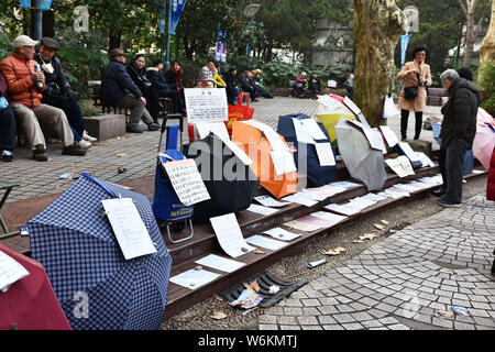 --FILE--parents chinois regarder et prendre des photos de renseignements personnels de personnes non mariées pendant un événement de jumelage à Shanghai, Chine, 31 Décembre 2 Banque D'Images