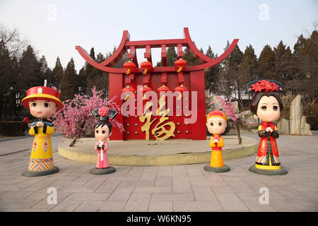 L'Ancien Palais d'été, connu comme le Palais d'hiver, ou de Yuanmingyuan, Yuan Ming Yuan est décorée avec des lanternes rouges et des sculptures de personnages de dessins animés Banque D'Images