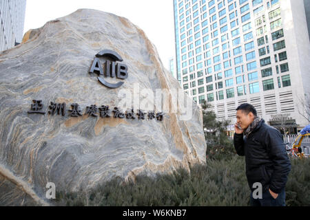 --FILE--un piéton passe devant le siège de l'Asian Infrastructure Investment Bank (AIIB) à Beijing, Chine, 11 décembre 2017. La Chine- Banque D'Images