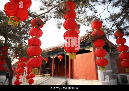L'Ancien Palais d'été, connu comme le Palais d'hiver, ou de Yuanmingyuan, Yuan Ming Yuan est décorée avec des lanternes rouges à Beijing, Chine, 21 janvier 2018. Banque D'Images