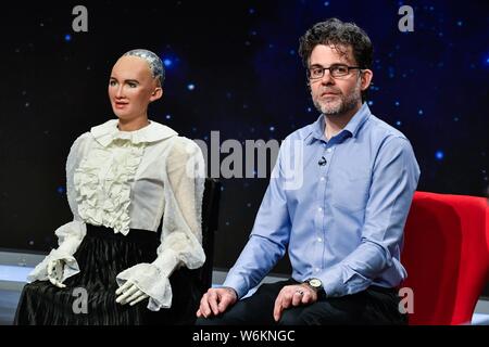 David Franklin roboticist américain Hanson Jr., fondateur et chef de la direction de Hanson Robotics, droite, et Sophia robot humanoïde créé par Han Banque D'Images