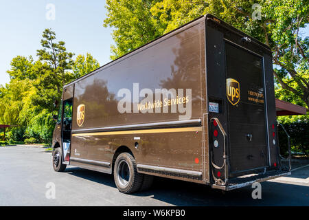 22 juillet 2019 Sunnyvale / CA / USA - UPS (United Parcel Service) véhicule des livraisons dans le sud de San Francisco Bay area Banque D'Images