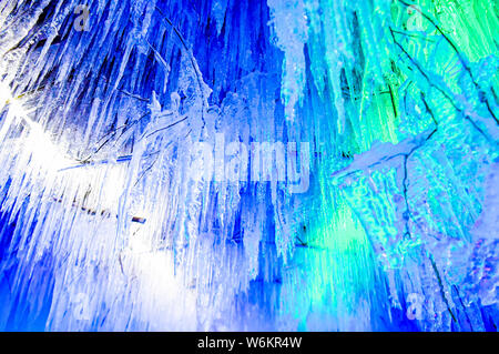 Vue de l'intérieur d'un 200 mètres de long dans la grotte de glace de l'Laobai Mountain scenic spot près de Snow Village de Zhongshan City, province de Jilin du nord-est de la Chine, 26 Jan Banque D'Images