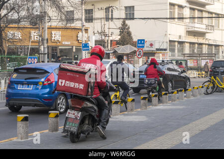 --FILE--un livreur de nourriture en ligne chinois Baidu Waimai société de livraison, le service de livraison de repas chinois de la recherche en ligne Baidu géant, manèges à d Banque D'Images