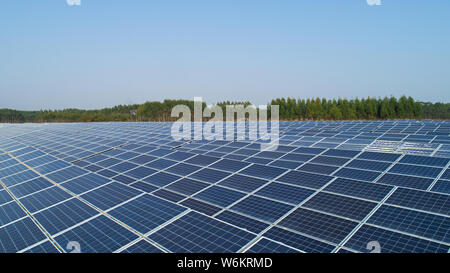 --FILE--les panneaux solaires sont installés à une installation photovoltaïque (PV) de groupe vert Panda dans Xi'an, ville de la Chine du sud re autonome Zhuang du Guangxi Banque D'Images