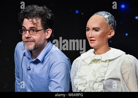 David Franklin roboticist américain Hanson Jr., fondateur et chef de la direction de Hanson Robotics, gauche, et Sophia robot humanoïde créé par Hans Banque D'Images