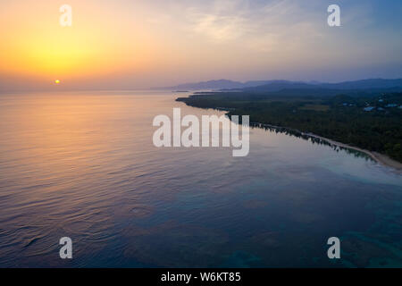 Vue aérienne de la plage tropicale au lever du soleil.péninsule de Samana,plage,Bahia Principe en République Dominicaine. Banque D'Images