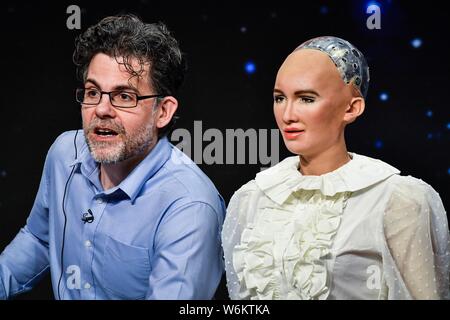 David Franklin roboticist américain Hanson Jr., fondateur et chef de la direction de Hanson Robotics, gauche, et Sophia robot humanoïde créé par Hans Banque D'Images