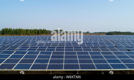 --FILE--les panneaux solaires sont installés à une installation photovoltaïque (PV) de groupe vert Panda dans Xi'an, ville de la Chine du sud re autonome Zhuang du Guangxi Banque D'Images