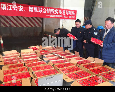 Les agents de police chinois vérifier 2 333 cartouches de cigarettes de marque Zhonghua contrefaits saisis lors d'une opération d'hiver à Zhenjiang city, est de la Chine. Banque D'Images