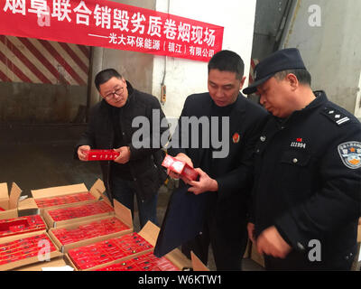 Les agents de police chinois vérifier 2 333 cartouches de cigarettes de marque Zhonghua contrefaits saisis lors d'une opération d'hiver à Zhenjiang city, est de la Chine. Banque D'Images