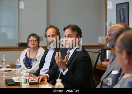 New York, USA. Le 25 juillet, 2019. Paul D. Orkwis (C), doyenne intérimaire de la faculté d'ingénierie et de sciences appliquées à l'Université de Cincinnati, prend la parole lors d'une réunion à Cincinnati, Ohio, États-Unis, le 25 juillet 2019. Des représentants du gouvernement, les chefs d'entreprises, associations d'échanges culturels en Rust Belt état de l'Ohio ont exprimé leur volonté de coopérer avec leurs homologues chinois dans les manières. Pour aller à l'aide de 'Spotlight : U.S. Rust Belt état de l'Ohio cherche une coopération multiforme avec la Chine" : Crédit Fengguo Zhang/Xinhua/Alamy Live News Banque D'Images