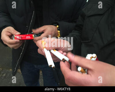 Les agents de police chinois vérifier 2 333 cartouches de cigarettes de marque Zhonghua contrefaits saisis lors d'une opération d'hiver à Zhenjiang city, est de la Chine. Banque D'Images