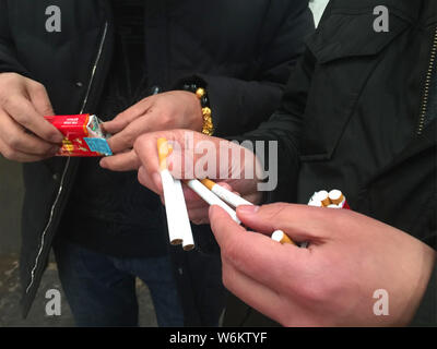 Les agents de police chinois vérifier 2 333 cartouches de cigarettes de marque Zhonghua contrefaits saisis lors d'une opération d'hiver à Zhenjiang city, est de la Chine. Banque D'Images