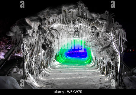Vue de l'intérieur d'un 200 mètres de long dans la grotte de glace de l'Laobai Mountain scenic spot près de Snow Village de Zhongshan City, province de Jilin du nord-est de la Chine, 26 Jan Banque D'Images