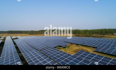 --FILE--les panneaux solaires sont installés à une installation photovoltaïque (PV) de groupe vert Panda dans Xi'an, ville de la Chine du sud re autonome Zhuang du Guangxi Banque D'Images