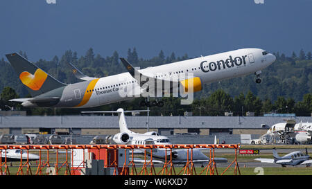 Richmond, Colombie-Britannique, Canada. 1er août 2019. Un Boeing 767-300ER jetliner appartenant à la compagnie aérienne Condor Flugdienst loisirs décolle de l'Aéroport International de Vancouver, Richmond, C.-B.) le jeudi, Août 1, 2019. Condor est une filiale du groupe Thomas Cook. Credit : Bayne Stanley/ZUMA/Alamy Fil Live News Banque D'Images