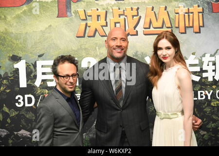 (De gauche) Réalisateur Jake Kasdan, acteur américain Dwayne Johnson, et l'actrice écossaise Karen Gillan, assister à une conférence de presse pour le film 'J Banque D'Images