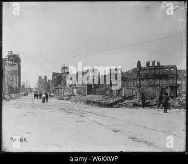 Tremblement de terre de San Francisco de 1906 : l'Avenue de Columbus à la nord. L'église dans la distance est la Saint Pierre et Saint Paul, l'Église catholique italienne à Vallejo et Columbus Avenue.Le premier bâtiment à l'extrême droite de la de l'image est l'Flor d'Italia Restaurant. La zone affichée dans cette image est le Quartier Latin de San Francisco Banque D'Images