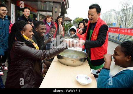 Les étudiants étrangers au goût Laba porridge à Zhenjiang Jiangsu University city, Jiangsu province de Chine orientale, le 22 janvier 2018. Le Festival de Laba, un t Banque D'Images