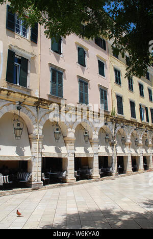 Le Liston à Corfou avec terrasses de cafés à la mode et à arcades, à proximité de la place de la Spianada, Corfu-City (Grèce) Banque D'Images