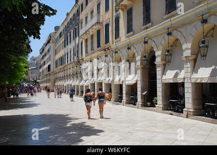 Le Liston à Corfou avec terrasses de cafés à la mode et à arcades, à proximité de la place de la Spianada, Corfu-City (Grèce) Banque D'Images