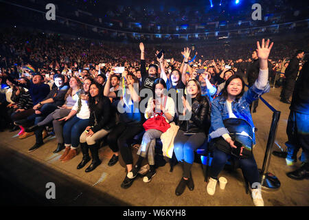 Fans cheer pour groupe de rock américain au cours de Imagine Dragons le concert du groupe à Shanghai, Chine, 17 janvier 2018. Banque D'Images