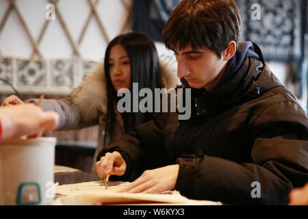 Un étudiant étranger essaie les Miao batik ethnique dans le comté de Danzhai, Qiandongnan Préfecture autonome Miao et Dong, au sud-ouest de la province du Guizhou, Chine Banque D'Images