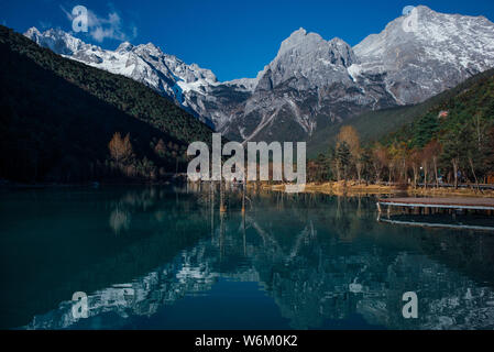 Paysage de la Montagne Enneigée du Dragon de Jade, également connu sous le nom de la montagne, la neige Yulong Yulong dans le comté autonome Naxi, Lijiang, sud-ouest de la Chine. Banque D'Images