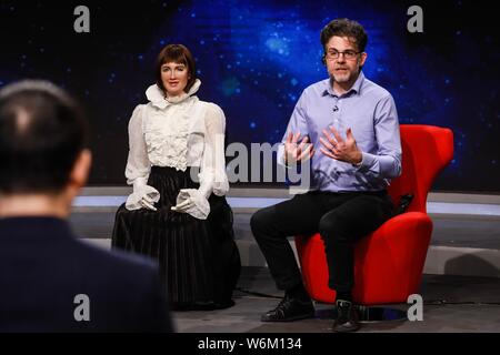 David Franklin roboticist américain Hanson Jr., fondateur et chef de la direction de Hanson Robotics, droite, et Sophia robot humanoïde créé par Han Banque D'Images