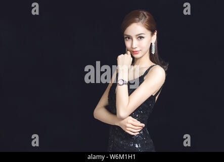 L'actrice de Hong Kong Angelababy pose pour portrait photos au cours d'un entretien exclusif par Imaginechina à Beijing, Chine, 17 décembre 2017. Banque D'Images