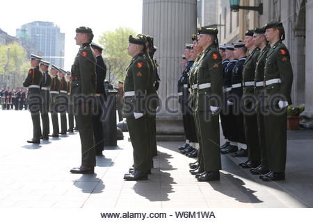 Un défilé militaire a eu lieu à Dublin pour commémorer le 1916 à la hausse. Président Michael D Higgins laisse une couronne en face de l'objet Stratégie de l'immeuble Banque D'Images