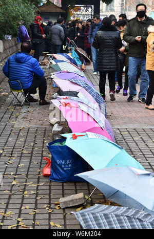 --FILE--parents chinois regarder et prendre des photos de renseignements personnels de personnes non mariées pendant un événement de jumelage à Shanghai, Chine, 31 Décembre 2 Banque D'Images