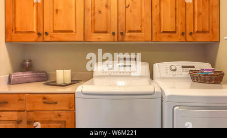 Panorama de l'intérieur du châssis buanderie avec lave linge sèche linge et de contre contre le mur beige Banque D'Images