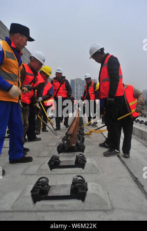 Les travailleurs chinois préparer le premier 500 mètres de long sur le rail Chengdu West Grand pont à la construction de l'emplacement de l'Chengdu-Pujiang article pour le Si Banque D'Images