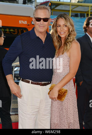 Los Angeles, USA. 09Th Aug 2019. Kevin Costner, Christine Baumgartner 190 assiste à la première de la 20th Century Fox's 'The Art of Racing in the Rain' au El Capitan Theatre sur août 01, 2019 à Los Angeles, Californie Crédit : Tsuni/USA/Alamy Live News Banque D'Images