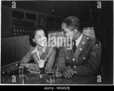 Le sergent. Franklin Williams, accueil en congé de devoir de l'armée, avec sa meilleure fille Ellen Hardin, la division d'un soda. Ils se sont rencontrés à Douglas High School. Baltimore, Maryland, mai 1942 ; notes générales : utilisation de la guerre et des conflits Nombre 896 lors de la commande d'une reproduction ou demande d'informations sur cette image. Banque D'Images