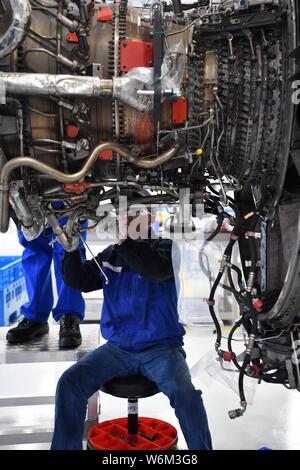 Un travailleur chinois répare un moteur d'avion à l'entreprise d'entretien des services de Sichuan Aero-Engine (SSAMC), l'Asie de l'entretien de moteurs d'avions plus gros Banque D'Images