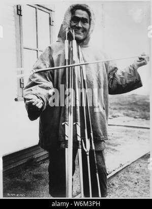 Simiguluk, un Esquimau lance et lancemaker avec ses marchandises, de Point Barrow, Alaska, 1935 Banque D'Images