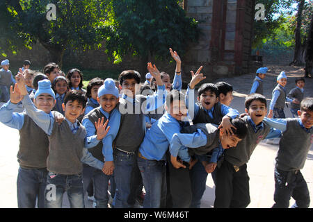 Enfants d'école visitant dans le complexe de la tombe d'Humayun Banque D'Images