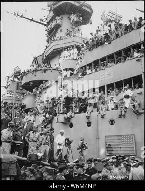 Les spectateurs et les photographes prendre des points de vue sur le pont de l'USS Missouri dans la baie de Tokyo, pour assister à la reddition du Japon formelle procédure. ; notes générales : utilisation de la guerre et des conflits Nombre 1361 lors de la commande d'une reproduction ou demande d'informations sur cette image. Banque D'Images