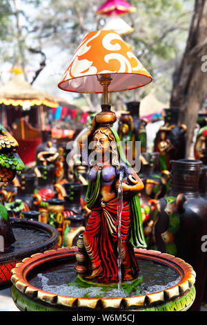 Statue de femme rurale indienne à vendre à Surajkund Artisanat Mela, Surajkund, Faridabad, Haryana, Inde Banque D'Images