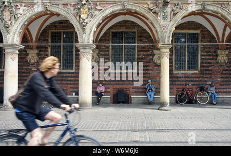 Bremen, Allemagne - randonnées cyclistes devant l'hôtel de ville dans le centre historique de Brême, des gens assis sur un banc Banque D'Images