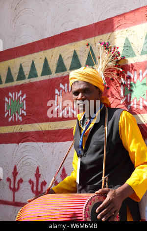 Indien tribal jouant dholak à Surajkund Crafts Mela, Surajkund, Faridabad, Haryana, Inde Banque D'Images