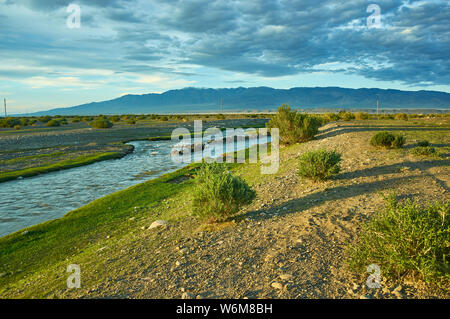 Soir, la rivière Khovd Province dans l'ouest de la Mongolie.Mankhan, Banque D'Images