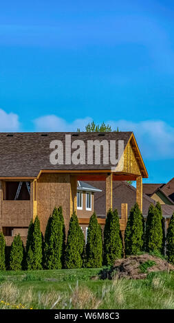 Maison de l'extérieur vertical en construction avec fond de ciel bleu, un jour ensoleillé Banque D'Images