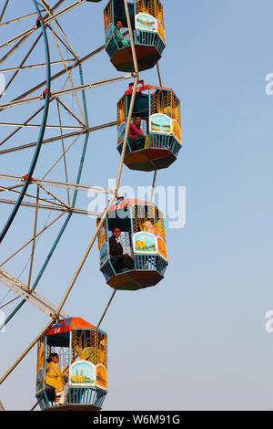 Touristes appréciant la grande roue à Surajkund Crafts Mela, Surajkund, Faridabad, Haryana, Inde Banque D'Images