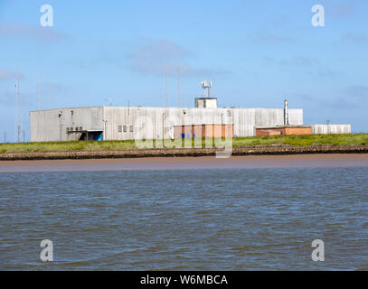 Croisière en bateau Lady Florence River Ore, Orford Ness, Suffolk, Angleterre BBC World Service radio bâtiment émetteur Banque D'Images